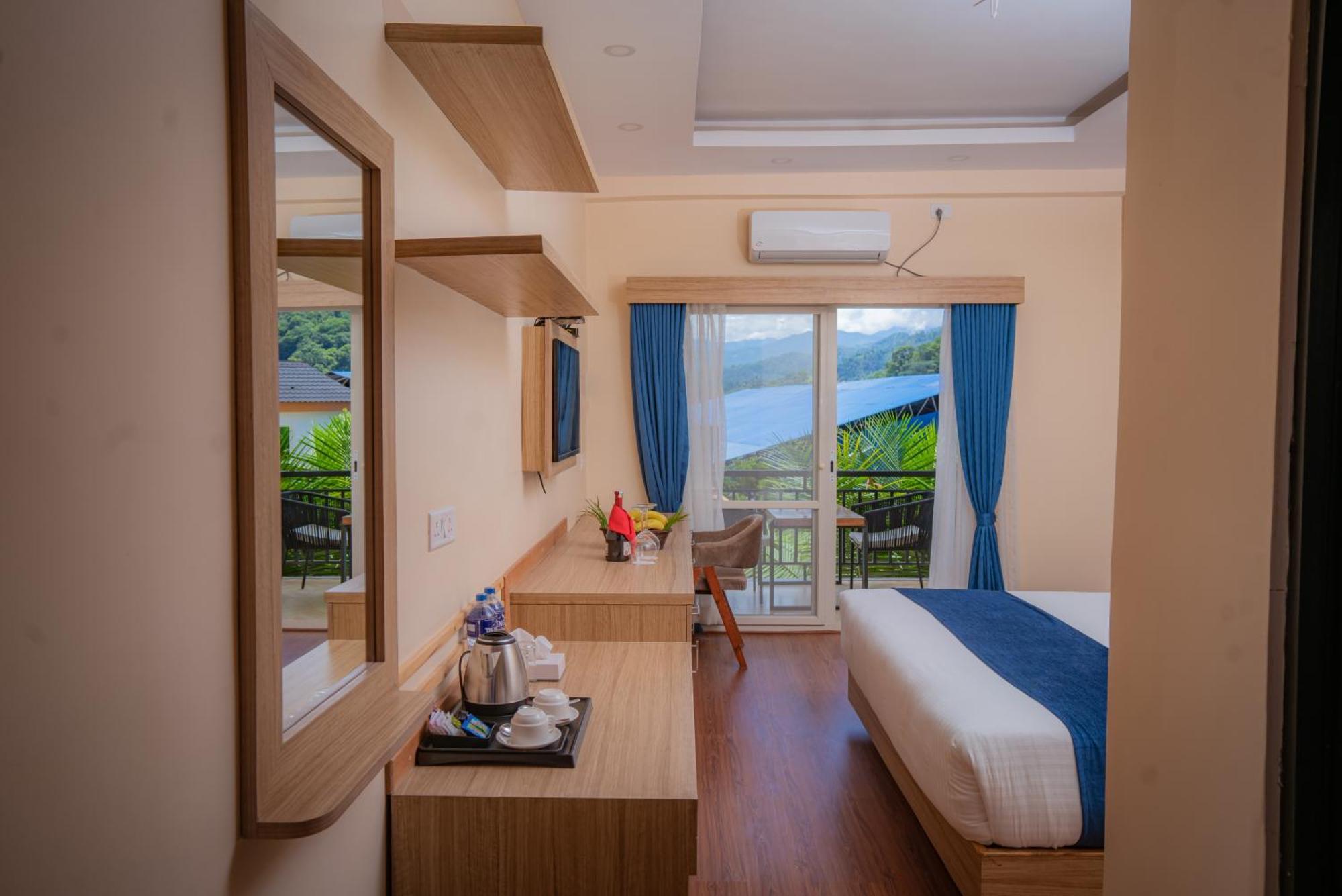 Majestic Lake Front Hotel & Suites Pokhara Exterior foto